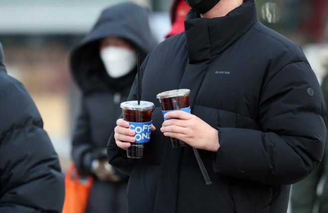 전국 대부분 기온이 영하권의 추운 날씨를 보인 지난 3일 아침 서울 종로구 광화문네거리에서 두터운 옷차림을 한 시민이 차가운 음료를 들고 발걸음을 옮기고 있다. 2025.12.3 뉴스1