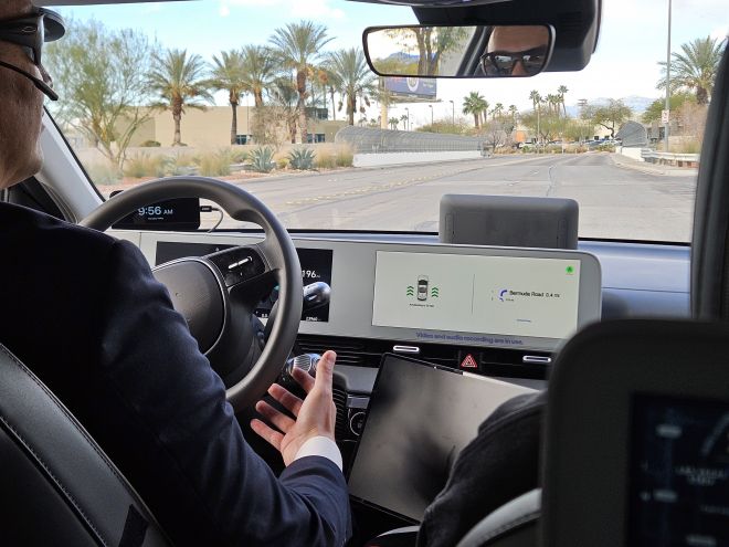 현대차그룹 모셔널의 아이오닉5 로보택시가 지난 8일(현지시간) 주행하는 도중 운전석에 탑승한 운영자가 운전대에 손을 갖다대지 않고 있다.  라스베이거스 하종훈 기자