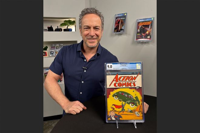 뉴욕에서 메트로폴리스 컬렉터블/코믹 커넥트의 빈센트 주졸로 사장이 슈퍼맨에게 전 세계를 소개하고 기록적인 1500만 달러에 팔린 희귀 만화책 ‘액션 코믹스 #1’과 함께 사진 촬영을 위해 포즈를 취하고 있다. 연합뉴스