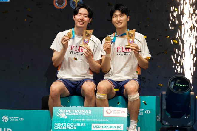 남자 복식 결승에서 우승한 뒤 트로피와 메달을 들어보이는 서승재(왼쪽)와 김원호. 쿠알라룸푸르 AP 연합뉴스