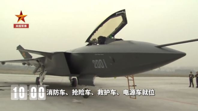 중국 관영 매체가 공개한 영상에서 J-20 전투기가 지상에서 시험비행 준비를 하고 있다. 중국은 J-20 첫 비행 15주년을 맞아 당시 장면이 담긴 영상을 11일 공개했다. 중국 관영 매체 캡처.