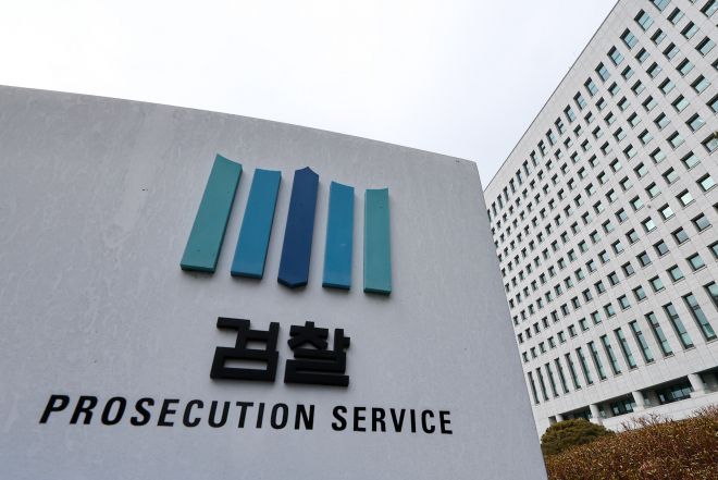 공소청은 기소·공소유지, 중수청은 9대 범죄 수사 - 정부가 검찰의 직접 수사개시권을 박탈하고 기소 전담기관인 공소청으로 재편하는 한편 부패·경제범죄 등 9대 중대범죄를 수사하는 중대범죄수사청(중수청)을 신설하는 내용의 법안을 12일 입법예고했다. 오는 10월 양 기관 출범을 목표로 한다. 공소청은 법무부 산하에, 중수청은 행안부 산하 기관으로 설치된다. 법무부·행정안전부는 두 법안을 이날부터 오는 26일까지 입법예고한다. 사진은 이날 서울 서초구 대검찰청의 모습.  2026.1.12/뉴스1