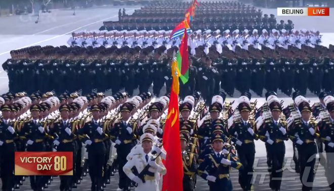 2025년 9월 3일 중국 베이징시 톈안먼(천안문) 광장에서 열린 ‘전승절’(항일전쟁 및 반파시스트 전쟁 승리) 80주년 행사에서 군 장병들이 분열하고 있다. 중국 CGTN 캡처