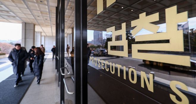 검찰 권한 분산 본격화…공소청·중수청 법안 입법예고 - 정부가 검찰의 직접 수사개시권을 박탈하고 기소 전담기관인 공소청으로 재편하는 한편 부패·경제범죄 등 9대 중대범죄를 수사하는 중대범죄수사청(중수청)을 신설하는 내용의 법안을 12일 입법예고했다. 오는 10월 양 기관 출범을 목표로 한다. 공소청은 법무부 산하에, 중수청은 행안부 산하 기관으로 설치된다. 법무부·행정안전부는 두 법안을 이날부터 오는 26일까지 입법예고한다. 사진은 이날 서울 서초구 서울중앙지검의 모습.  2026.1.12/뉴스1