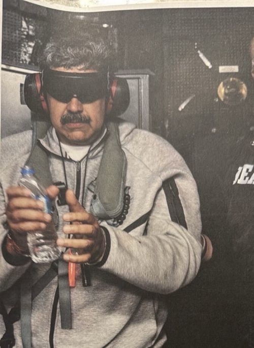 3일(현지시간) 운동복 차림으로 미군에 생포돼 이송되고 있는 니콜라스 마두로 베네수엘라 대통령. 트럼 프미국 대통령 트루스소셜