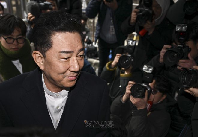 김병기 전 더불어민주당 원내대표가 12일 서울 여의도 더불어민주당 중앙당사에서 열린 윤리위원회에 출석하고 있다. 2026.1.12 이지훈 기자