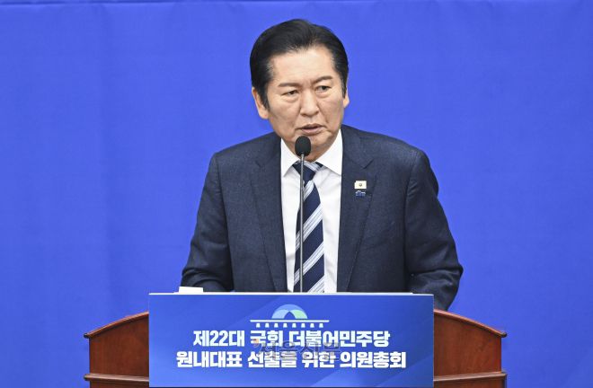 정청래 더불어민주당 대표가 11일 서울 여의도 국회에서 열린 제22대 국회 더불어민주당 원내대표 선출을 위한 의원총회에서 인사말을 하고 있다. 2026.1.11 이지훈 기자