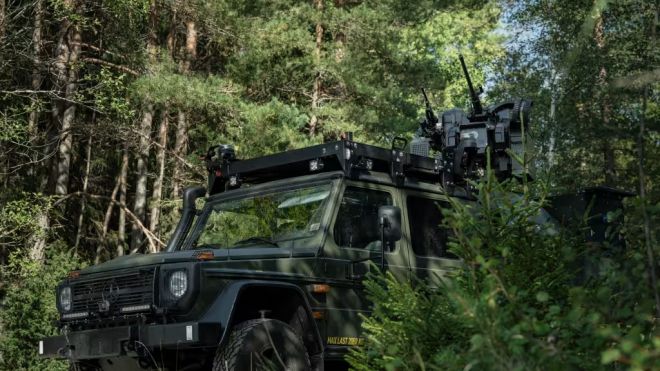 사브가 발표한 TGB15 고기동차량에 트랙파이어 원격조종무장대를 올린 대드론 차량. 사브 제공