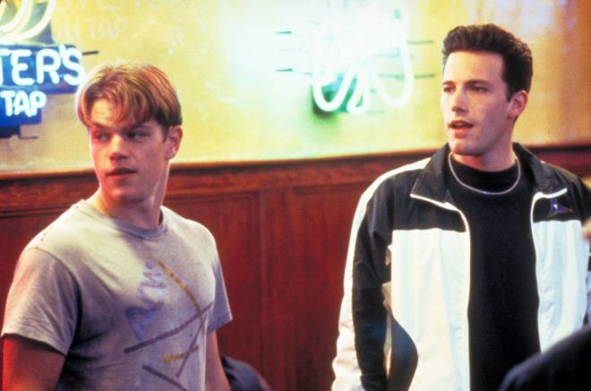 영화 ‘굿 윌 헌팅’의 한 장면. 젊은 시절 맷 데이먼(왼쪽)과 벤 애플렉이 함께 호흡을 맞추고 있다. 이 작품을 계기로 두 사람의 우정은 25년 넘게 이어지고 있다. 미라맥스