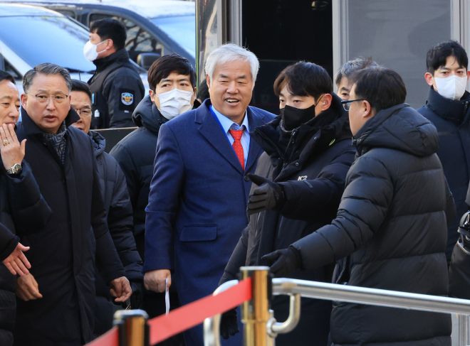 전광훈 사랑제일교회 목사가 13일 서울서부지법에서 열린 구속 전 피의자 심문(영장실질심사)에 출석하며 웃고 있다. 2026.1.13 연합뉴스