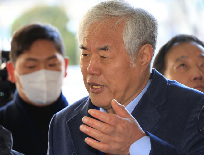 전광훈 사랑제일교회 목사가 13일 서울서부지법에서 열린 구속 전 피의자 심문(영장실질심사)에 출석하며 취재진의 질문에 답하고 있다. 2026.1.13 연합뉴스