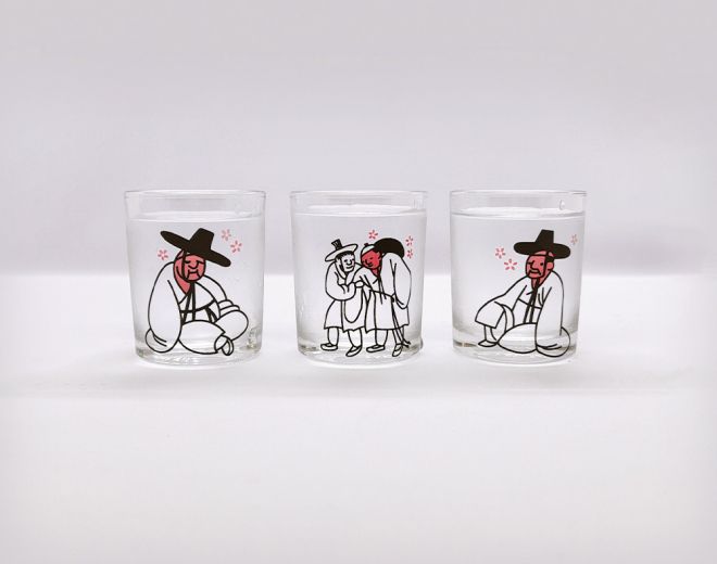 김홍도의 ‘평안감사향연도’를 모티브로 한 ‘취객선비 3인방 변색잔 세트’ . 국립박물관문화재단 제공