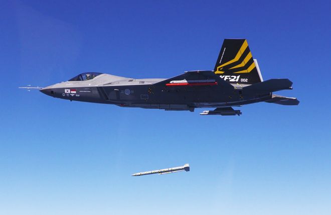 한국항공우주산업(KAI)이 개발 중인 KF-21 보라매 전투기가 시험 비행 중 공대지 유도무장을 투하하고 있다. KF-21은 외부 무장 운용을 기반으로 하되 향후 내부 무장창 도입을 포함한 단계적 개량을 통해 임무 확장과 생존성 강화를 추진하고 있다. KAI 제공