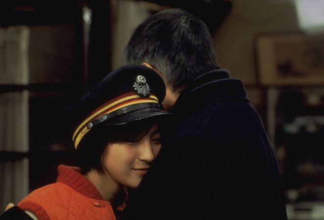 정년퇴임을 앞둔 새해 아침 눈 쌓인 플랫폼에서 오토가 만난 낯선 소녀는 17년 전 눈 녹듯 사라지며 세상을 떠난 딸 유키코였다. 와이드릴리즈 제공