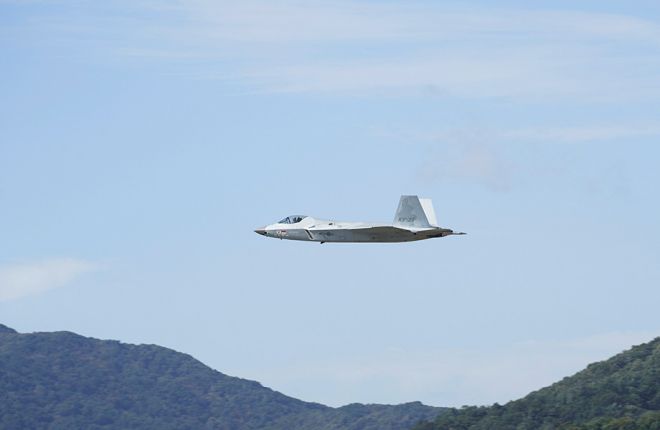 시험 비행 중인 KF-21 보라매 시제기. 한국형 차세대 전투기로 개발된 KF-21은 단계적 개량을 통해 스텔스·전자전 능력 확장을 목표로 하고 있다. KAI 제공