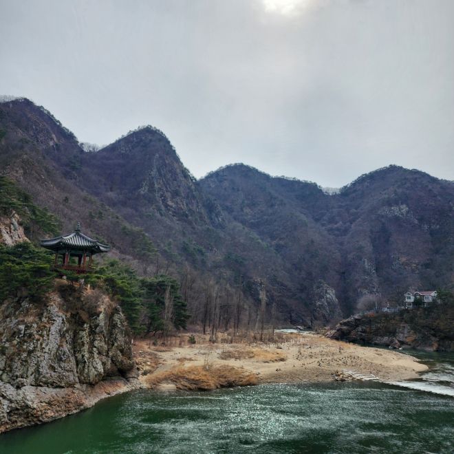 한천정자 아래 모래사장과 풍경