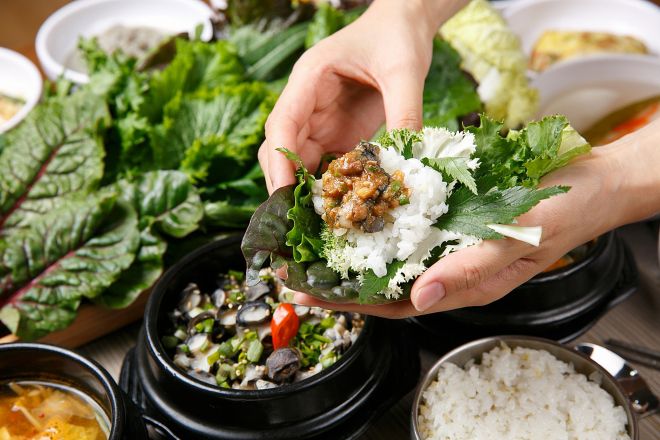 채소와 발효 식품을 중심으로 한 한식 식단. 장수 연구자들은 가공식품을 줄이고 이런 항염 식단을 꾸준히 유지하는 것이 노화 관리에 도움이 된다고 설명한다. 123rf