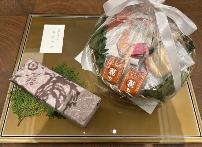 다카이치 총리의 모나카 선물 - 다카이치 사나에 일본 총리가 이재명 대통령과 김혜경 여사 숙소에 보낸 모나카 선물세트. 청와대 제공