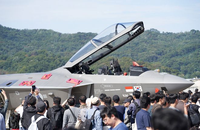 한국항공우주산업(KAI)이 개발 중인 KF-21 보라매 시제기가 공개 행사에서 캐노피를 열고 전시돼 있다. 차세대 전투기 개발 성과를 직접 확인하려는 관람객들이 몰렸다. KAI 제공