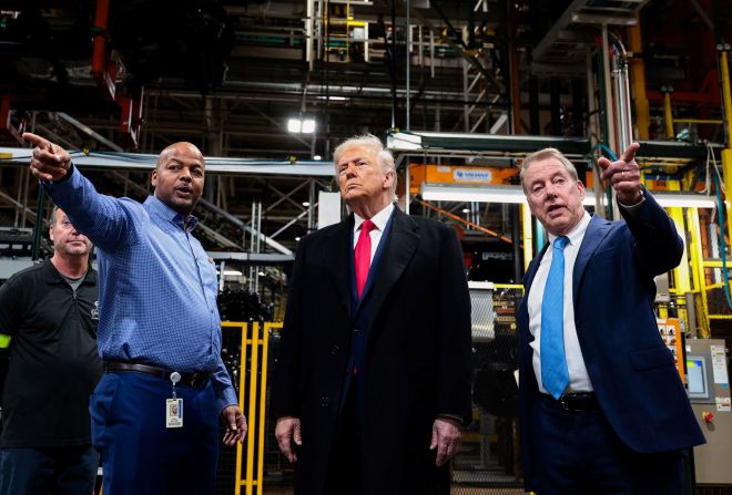 지난 13일 도널드 트럼프 대통령이 미시간주 디어본의 포드 공장을 둘러보고 있다. 로이터 연합뉴스