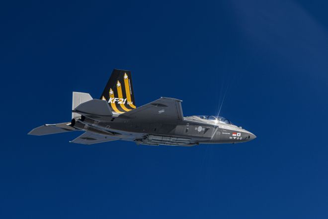 한국항공우주산업(KAI)이 개발 중인 KF-21 보라매 편대가 상공을 비행하고 있다. KF-21은 단계적 개량을 전제로 한 구조를 바탕으로 센서 융합·전자전 능력과 무장 통합을 순차적으로 확장하는 전략을 채택했다. KAI 제공