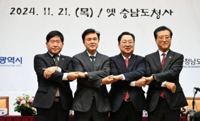 충남도와 대전시가 통합 지방자치단체 출범 추진을 위한 공동선언문을 채택했다. 왼쪽부터 홍성현 충남도의회 의장, 김태흠 충남지사, 이장우 대전시장, 조원휘 대전시의회 의장. 서울신문DB제공