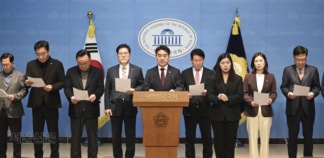 국민의힘 소장파 모임 ‘대안과 미래’ 간사인 이성권(왼쪽 다섯 번째) 의원이 14일 국회에서 기자회견을 열고 당 중앙윤리위원회의 한동훈 전 대표 제명 결정에 대한 입장을 밝히고 있다. 왼쪽부터 ‘대안과 미래’ 소속 유용원·정연욱·고동진·송석준 의원, 이 의원, 권영진 의원, 한 사람 건너 김소희·서범수 의원. 이지훈 기자