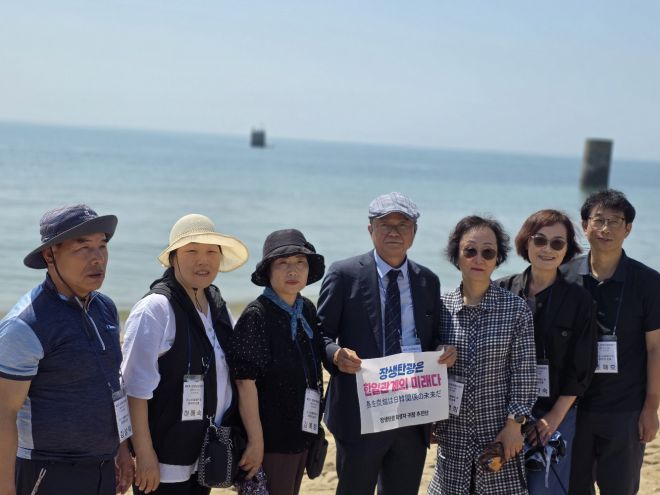 조덕호(가운데) 대구대 교수가 1942년 수몰 사고가 일어난 일본 조세이 탄광의 환기구가 보이는 바다 앞에 서 있다. 본인 제공