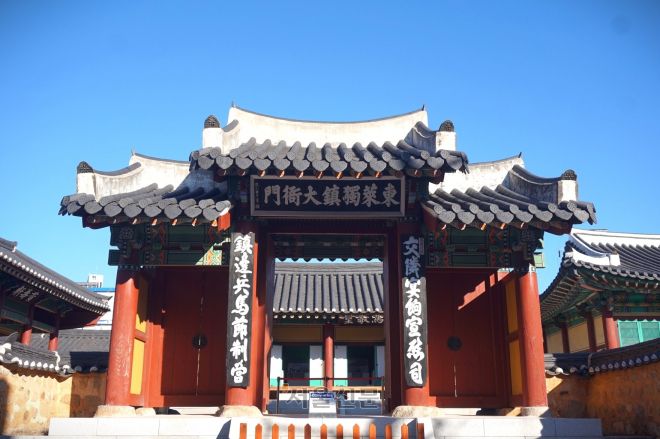 동래부 동헌 앞에 세워졌던 동래독진대아문. 진변병마절제영과 교린연향선위사라는 주련이 보인다. 변경지역의 군사지휘소이자 대일 외교에서 사신을 접대하던 곳이라는 뜻이다.