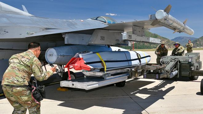 미 공군 요원들이 F-16 전투기에 재즘(JASSM·합동공대지 원거리 미사일)을 적재하고 있다. JASSM은 이란 영공 밖에서 정밀 타격이 가능한 장거리 무기체계로 평가된다. 미 공군 제공