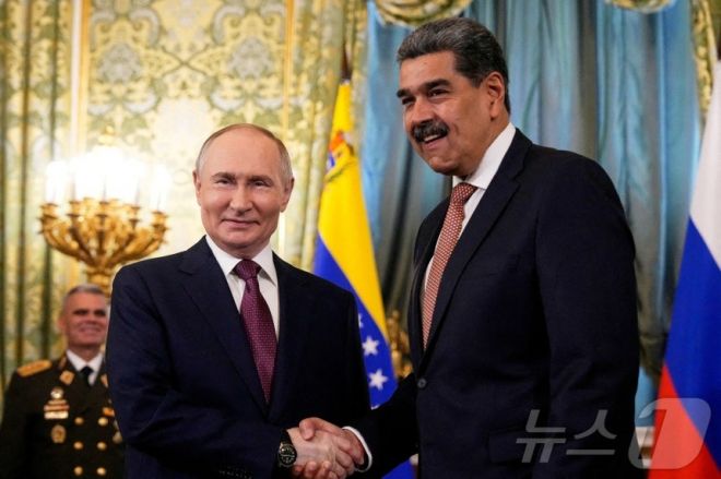모스크바에서 회담하는 블라디미르 푸틴 러시아 대통령(왼쪽)과 니콜라스 마두로 베네수엘라 대통령. 2025.05.07 로이터 뉴스1