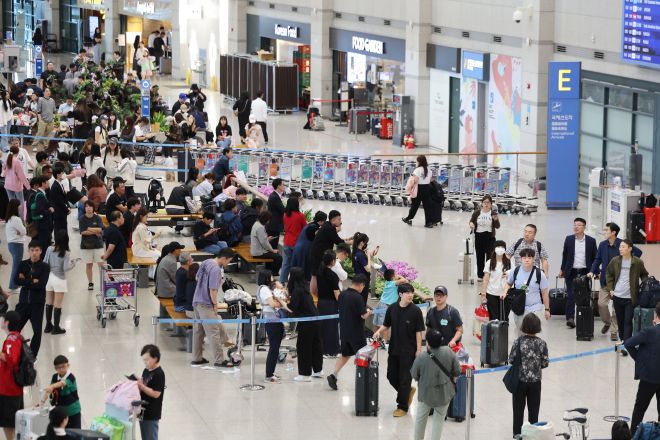 중국인 단체관광객 무비자 입국 첫날인 지난해 9월29일 인천국제공항이 입국한 외국인 관광객들로 붐비고 있다.  서울신문DB.