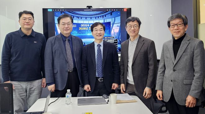 한반도문화관광연구원 주최로 열린 ‘제3차 관광 상생포럼’에 참여한 전문가들이 기념 촬영을 하고 있다. 왼쪽부터 정철 한양대학교 관광대학원장, 김대관 경희대 하스피탤리티 경영학과 교수(전 한국문화관광연구원 원장), 김형우 한반도문화관광연구원 원장(전 한국관광기자협회 회장), 김현환 경희대 관광대학원 특임교수(전 문체부 제1차관), 박정록 전 서울시관광협회중앙회 상근부회장. 사진: 한반도문화관광연구원 제공.