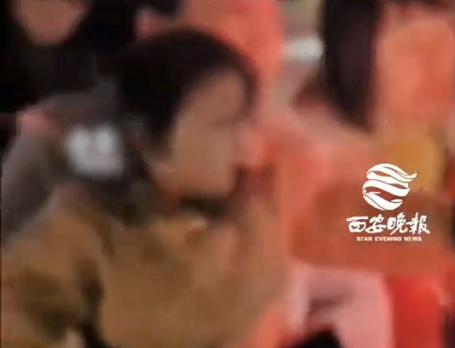 중국 소후닷컴 등에 따르면 13일 밤 9시쯤 중국 후난성 사오양시 다샹구에서는 길거리 유괴 의심 신고가 접수됐다. 관련 영상에는 아기 엄마의 비명과 이를 듣고 몰려든 행인들이 한 여성을 제압하는 모습이 담겨 있었다. 현지 경찰 조사 결과 이는 오해에서 비롯된 해프닝으로 드러났다. 사진은 아기 품에 안겨 있는 아기. 2026.1.14 소후