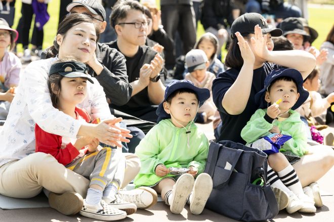 2024냔 5월 화성특례시 어린이날 영유아가족 어울림축제에서 아동과 학부모들이 행사를 관람하고 있다. (화성시 제공)