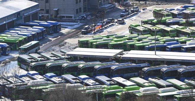 서울 시내버스 노동조합이 전면 파업에 돌입한 13일 서울 시내 한 공영차고지가 버스로 가득 차 있다. 2026.1.13 이지훈 기자