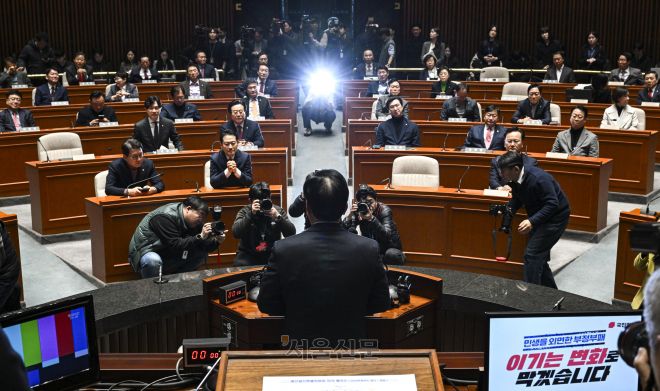 송언석 국민의힘 원내대표가 15일 서울 여의도 국회에서 열린 의원총회에서 발언하고 있다. 2026.1.15 이지훈 기자