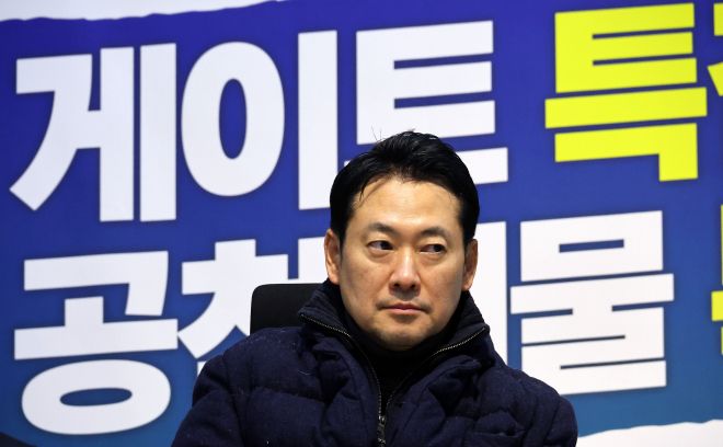 단식 농성 이어가는 장동혁 대표 - 국민의힘 장동혁 대표가 16일 국회 로텐더홀에서 통일교 및 공천헌금 의혹에 대한 ‘쌍특검법’ 수용을 촉구하며 단식 농성을 이어가고 있다.  연합뉴스