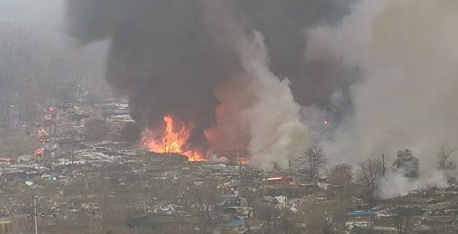 불길 치솟는 구룡마을 화재 현장 - 16일 오전 서울 강남구 개포동 구룡마을 4지구 화재현장에 불길과 연기가 치솟고 있다. 2026.1.16  (독자 제공) 연합뉴스