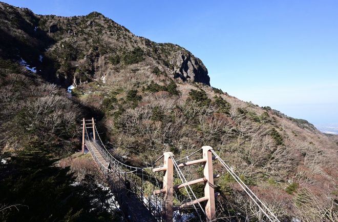 관음사 코스의 용진각 현수교.
