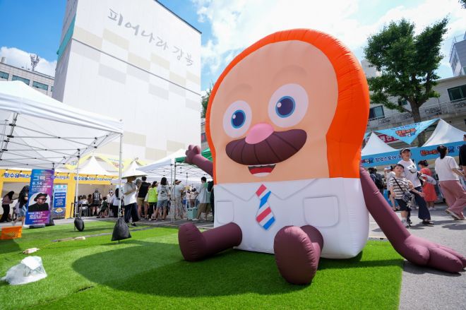 로컬브랜드 상권 강화사업으로 지난해 6월 강북구청에서 인기 캐릭터 ‘브레드이발소’와 협업해 열린 ‘왔(WHAT)수유 페스타’ 행사장이 방문객들로 붐비고 있다. 강북구 제공