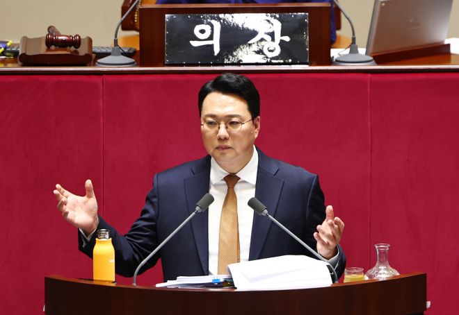 필리버스터 이어가는 천하람 원내대표 - 천하람 개혁신당 원내대표가 15일 국회에서 열린 본회의에서 ‘윤석열ㆍ김건희에 의한 내란ㆍ외환 및 국정농단 행위의 진상규명을 위한 특별검사 임명 등에 관한 법률안’에 대해 무제한 토론(필리버스터)을 하고 있다.  뉴시스