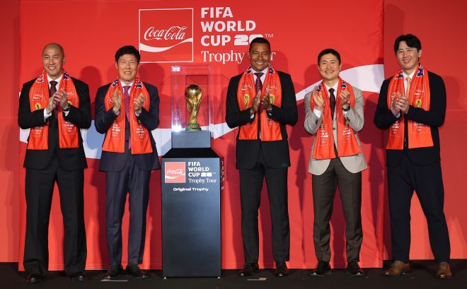 월드컵 트로피와 기념촬영하는 축구 레전드들 - 16일 서울 용산구 CGV용산에서 열린 피파 월드컵 북중미 2026 트로피 투어에서 참석자들이 기념 촬영을 하고 있다. 왼쪽부터 차두리, 차범근, 지우베르투 시우바, 이영표, 구자철. 연합뉴스