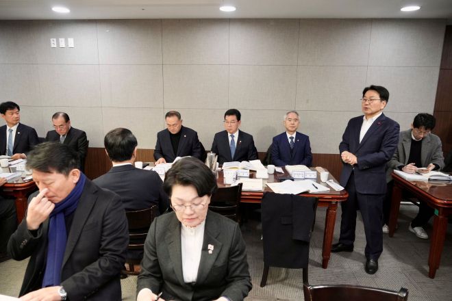 15일 국회의원회관에서 열린 ‘광주·전남 행정통합 추진을 위한 지역 국회의원 조찬 간담회’에서 강기정 시장과 지역 국회의원들이 특별법 제정과 관련한 내용을 논의하고 있다. 광주광역시 제공