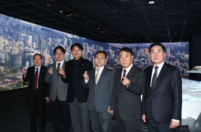 지난 15일 ‘내친구서울관’을 찾아 개관(운영) 준비 상황을 점검 후 기념촬영을 하는 서울시의회 도시계획균형위(위원장 김길영)