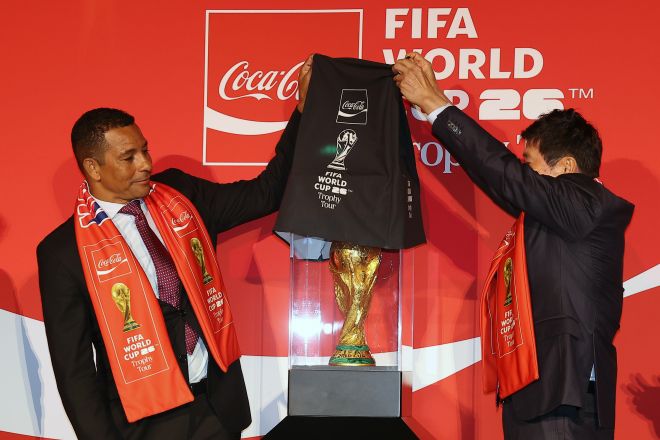 16일 서울 용산구 CGV용산아이파크몰에서 열린 피파 월드컵 북중미 2026 트로피 투어에서 지우베르투 시우바와 차범근이 트로피를 공개하고 있다. 2026.1.16 연합뉴스