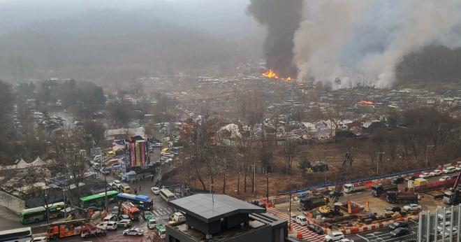 불길 치솟는 구룡마을 화재 현장 - 16일 오전 5시께 서울 강남구 개포동 구룡마을 4지구에서 불이 났다. (독자 제공) 2026.1.16 연합뉴스