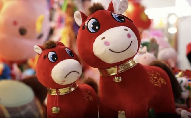 붉은 색 말 인형 두 개. 왼쪽의 ‘우는 말’은 공장 생산 라인의 실수로 만들어졌다. cz.tv