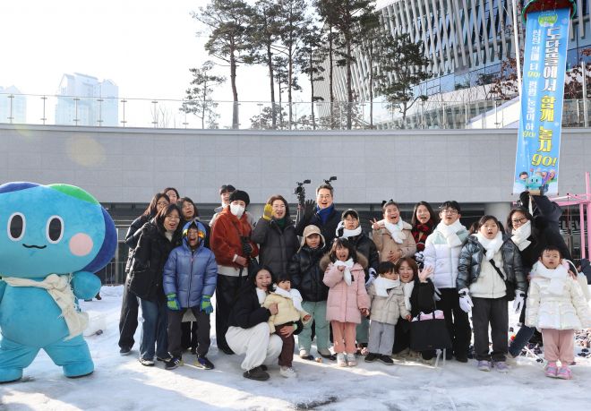 17일 개장한  ‘경기도담뜰 겨울 눈밭 놀이터’에서 김동연 경기지사 부부가 어린이, 학부모들과 기념 촬영을 하고 있다.(경기도 제공)