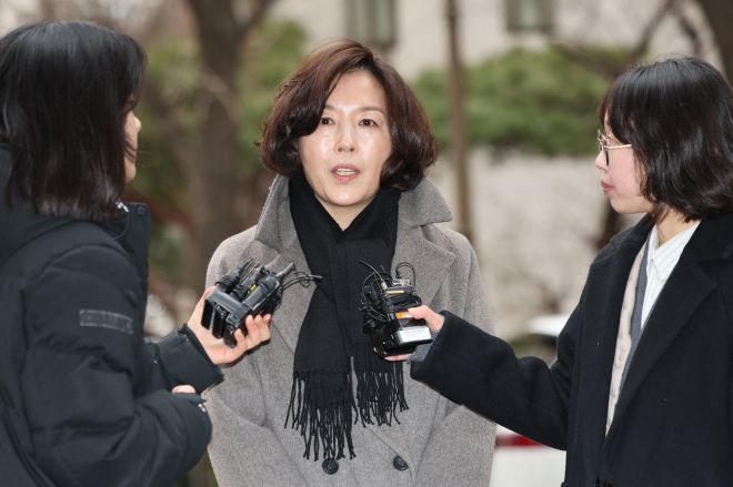 취재진 질문에 답변하는 김경 시의원 - 더불어민주당 출신의 무소속 강선우 의원에게 ‘공천헌금’ 1억원을 전달한 혐의를 받는 김경 서울시의원이 피의자 신분으로 조사를 받기 위해 18일 서울경찰청 공공범죄수사대로 출석하면서 취재진 질문에 답변하고 있다.  연합뉴스